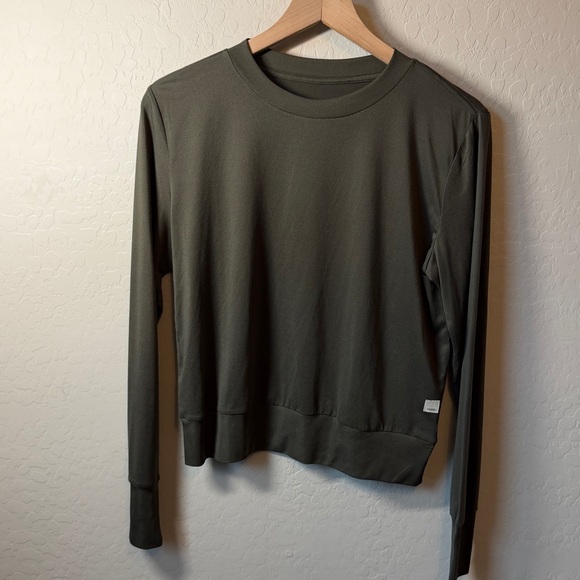 Vuori Daydream Performance Long Sleeve Crewneck Tee in Oregano Size M - Picture 2 of 5